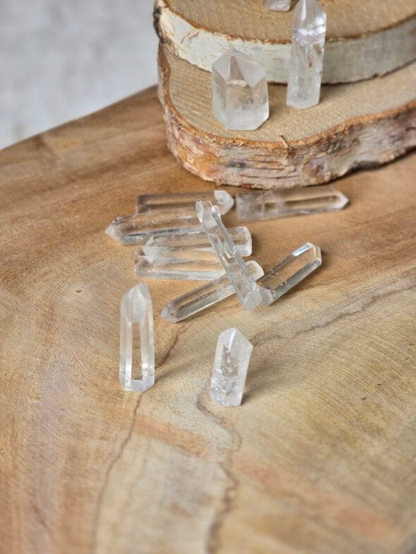 Petite pointe de cristal de roche naturel 2,5 à 5 cm Madagascar pour méditation, purification énergétique et grilles de cristaux
