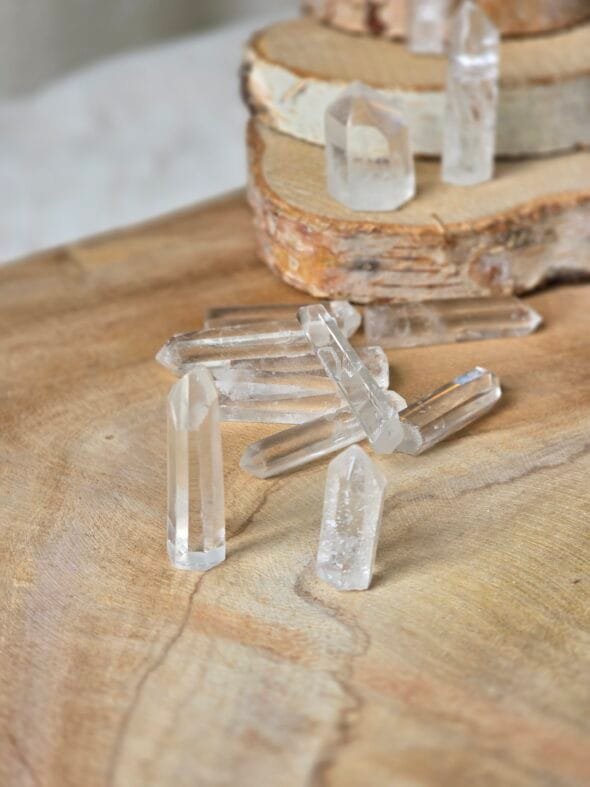 Petite pointe de cristal de roche naturel 2,5 à 5 cm Madagascar pour méditation, purification énergétique et grilles de cristaux