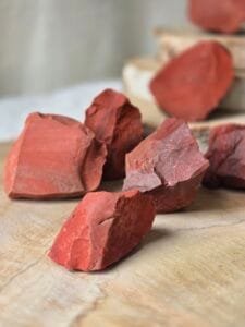 Pierre brute de jaspe rouge naturel 4-6 cm, pierre d’ancrage, vitalité et protection