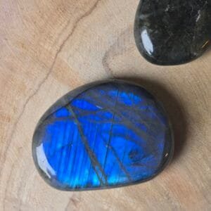 Galet de labradorite naturelle 3,5-5 cm Madagascar – pierre de protection, intuition et équilibre énergétique