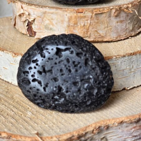 Galet en pierre de lave naturelle 4-7 cm – pierre d’ancrage, protection et équilibre énergétique