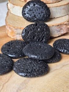 Galet en pierre de lave naturelle 4-7 cm – pierre d’ancrage, protection et équilibre énergétique