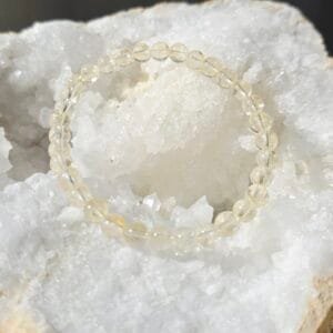 Bracelet en hématite naturelle 6 mm – bijou artisanal d’ancrage et de vitalité