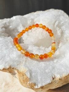 Bracelet artisanal en cornaline naturelle 6 mm – bijou de vitalité et créativité