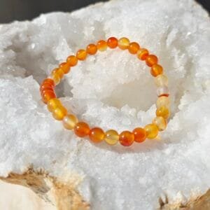 Bracelet artisanal en cornaline naturelle 6 mm – bijou de vitalité et créativité