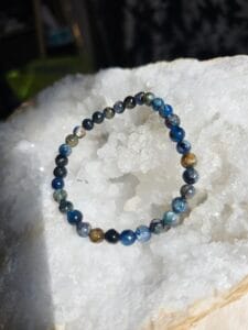 Bracelet en cyanite naturelle – pierre d’équilibre et de clarté mentale