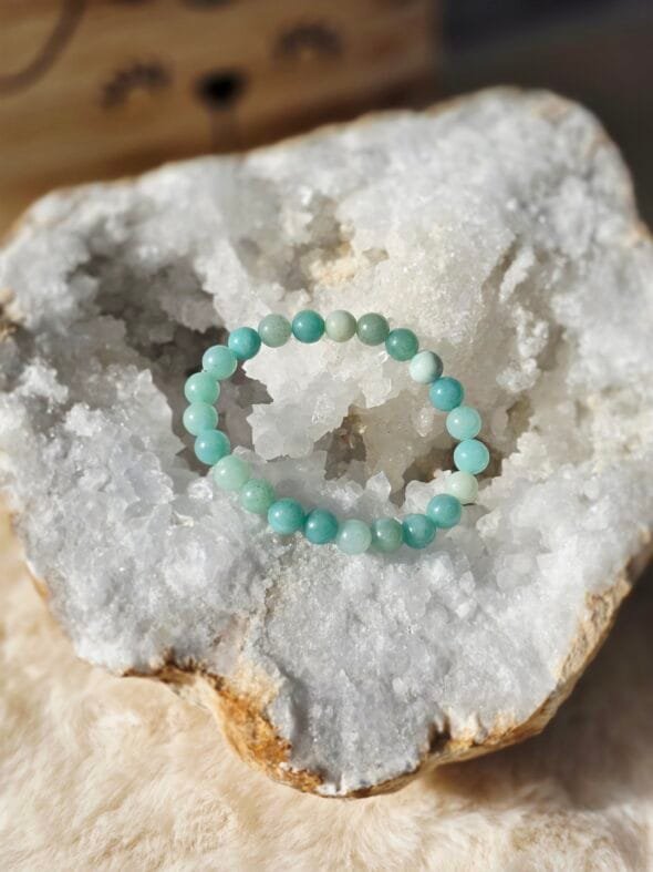 Bracelet Amazonite 6 mm pour enfant posé sur une géode