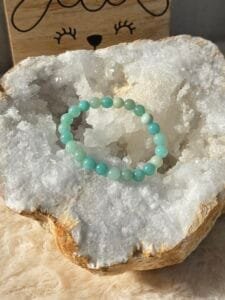 Bracelet Amazonite 6 mm pour enfant posé sur une géode