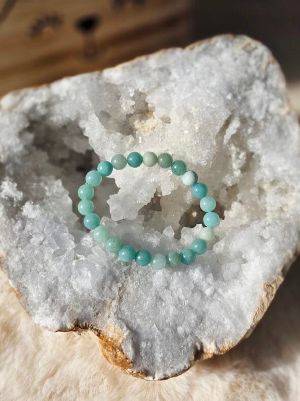 Bracelet Amazonite 6 mm pour enfant posé sur une géode