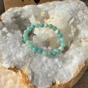 Bracelet Amazonite 6 mm pour enfant posé sur une géode