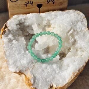 Bracelet Aventurine 6 mm pour enfant posé sur une géode