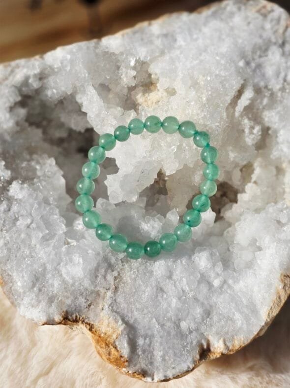 Bracelet Aventurine 6 mm pour enfant posé sur une géode