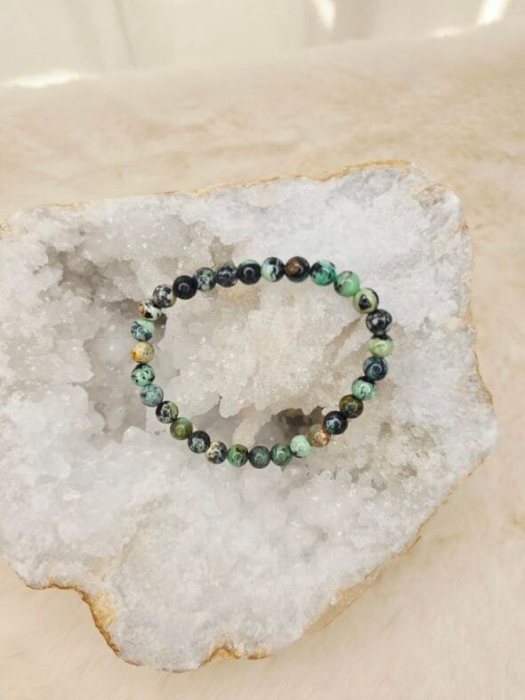 Bracelet en perles naturelles de Variscite 6 mm posé sur une géode de quartz