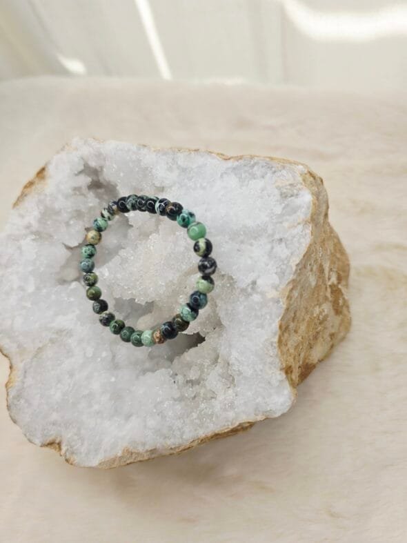 Bracelet en perles naturelles de Variscite 6 mm posé sur une géode de quartz