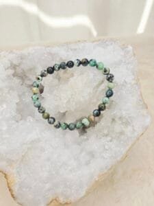 Bracelet en perles naturelles de Variscite 6 mm posé sur une géode de quartz