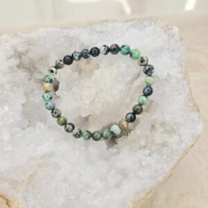 Bracelet en perles naturelles de Variscite 6 mm posé sur une géode de quartz