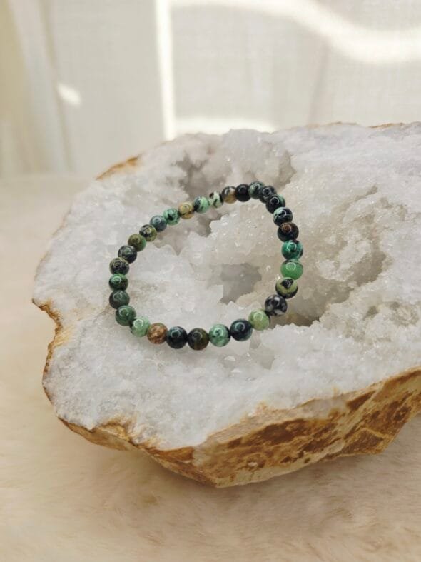 Bracelet en perles naturelles de Variscite 6 mm posé sur une géode de quartz