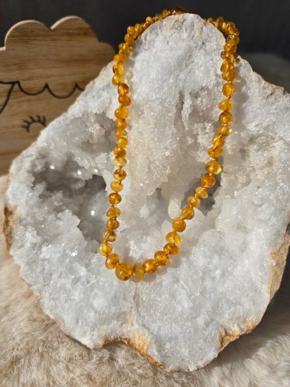 Collier bébé Ambre Miel AA sur géode