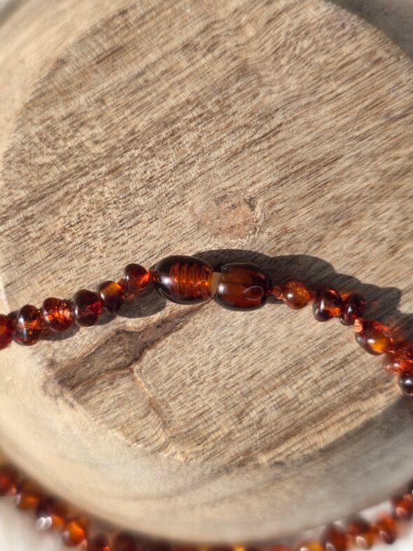 Collier bébé Ambre Cognac AA sur fond neutre