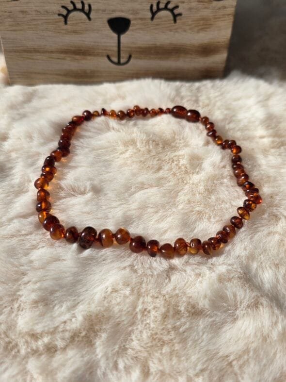 Collier bébé Ambre Cognac AA sur fond neutre