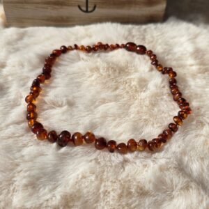 Collier bébé Ambre Cognac AA sur fond neutre