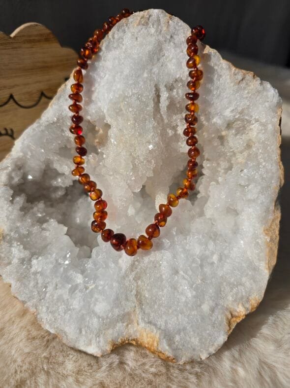 Collier bébé Ambre Cognac AA sur géode