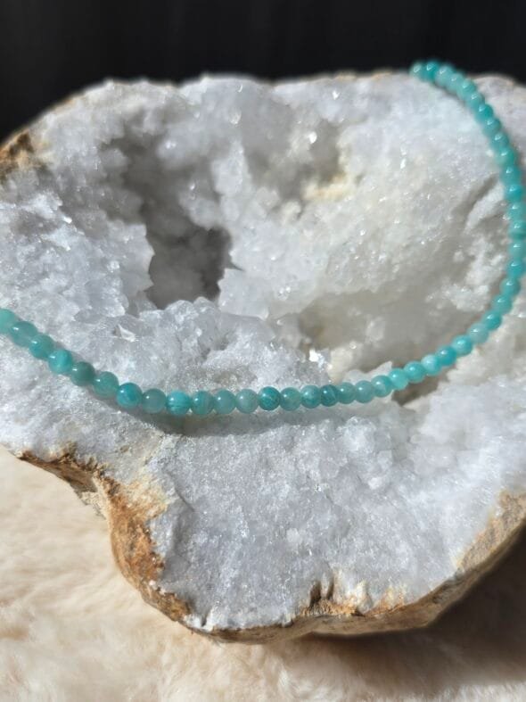 Collier en perles naturelles d’Amazonite 4 mm, pierre apaisante et équilibrante.