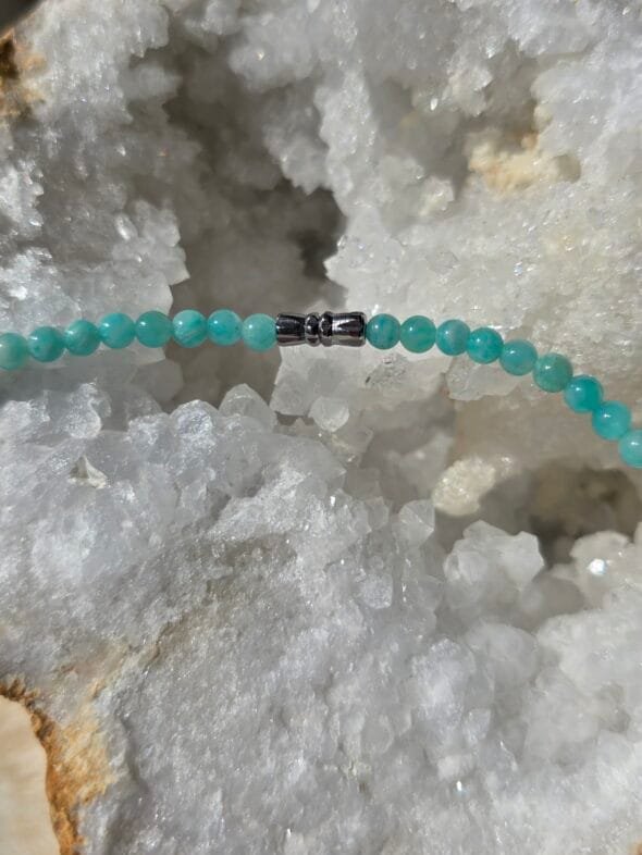Collier en perles naturelles d’Amazonite 4 mm, pierre apaisante et équilibrante.