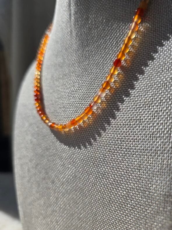 Collier en perles naturelles de cornaline 4 mm, bijou artisanal et énergétique.