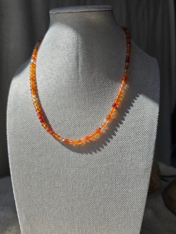 Collier en perles naturelles de cornaline 4 mm, bijou artisanal et énergétique.