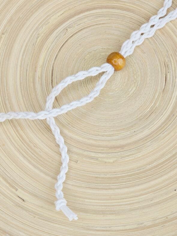 Perle en bois réglable sur cordon macramé blanc.