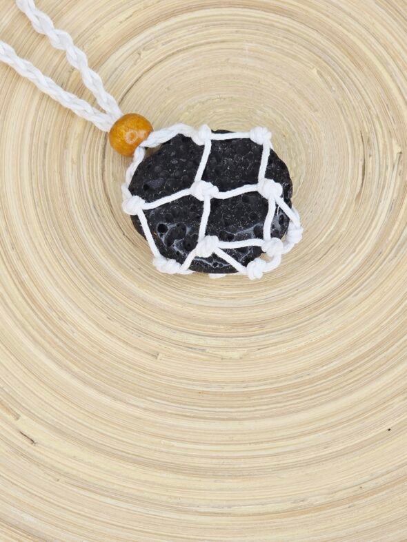 Collier en macramé blanc avec pierre naturelle roulée