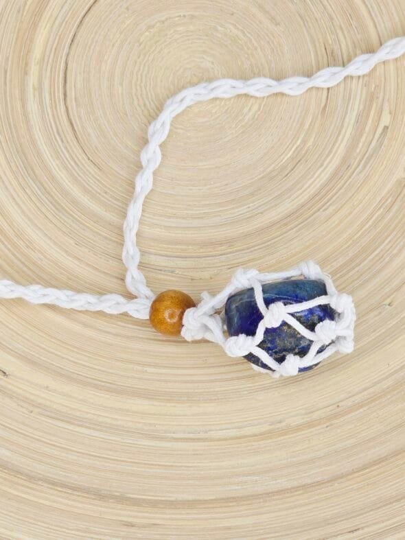 Collier en macramé blanc avec pierre naturelle roulée