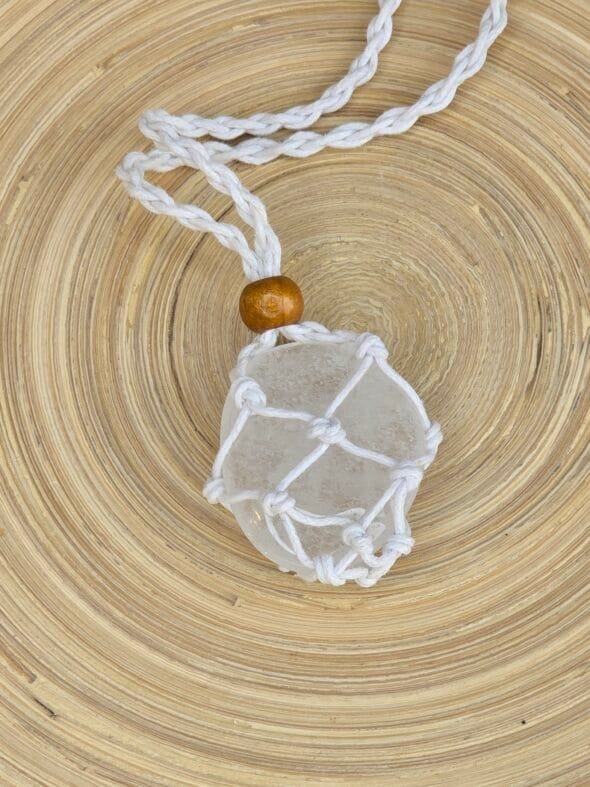 Collier en macramé blanc avec pierre naturelle roulée