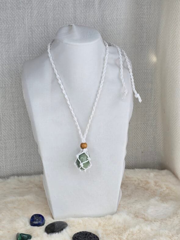 Collier en macramé blanc avec pierre naturelle roulée