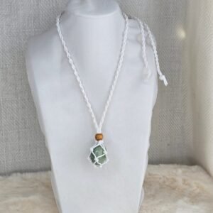 Collier en macramé blanc avec pierre naturelle roulée