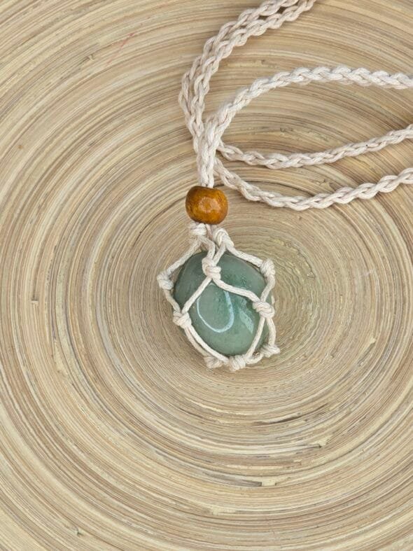 Collier en macramé naturel avec pierre naturelle roulée