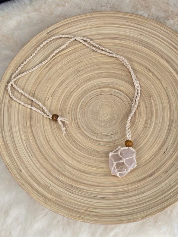 Collier en macramé naturel avec pierre naturelle roulée