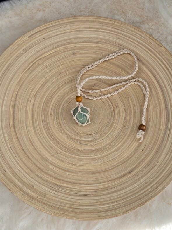 Collier en macramé naturel avec pierre naturelle roulée