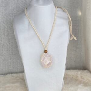 Collier en macramé naturel avec pierre naturelle roulée
