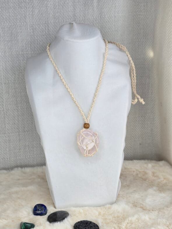 Collier en macramé naturel avec pierre naturelle roulée
