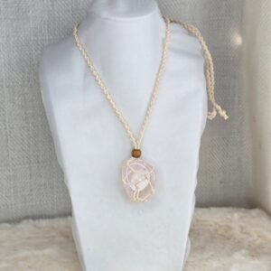 Collier en macramé naturel avec pierre naturelle roulée