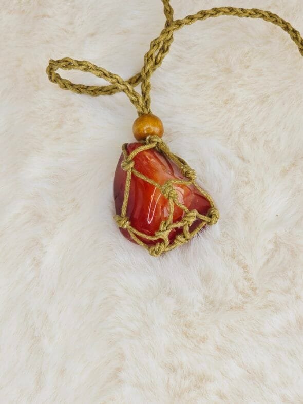Collier en macramé sable avec pierre naturelle roulée