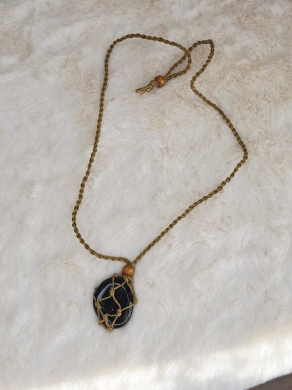 Collier en macramé sable avec pierre naturelle roulée
