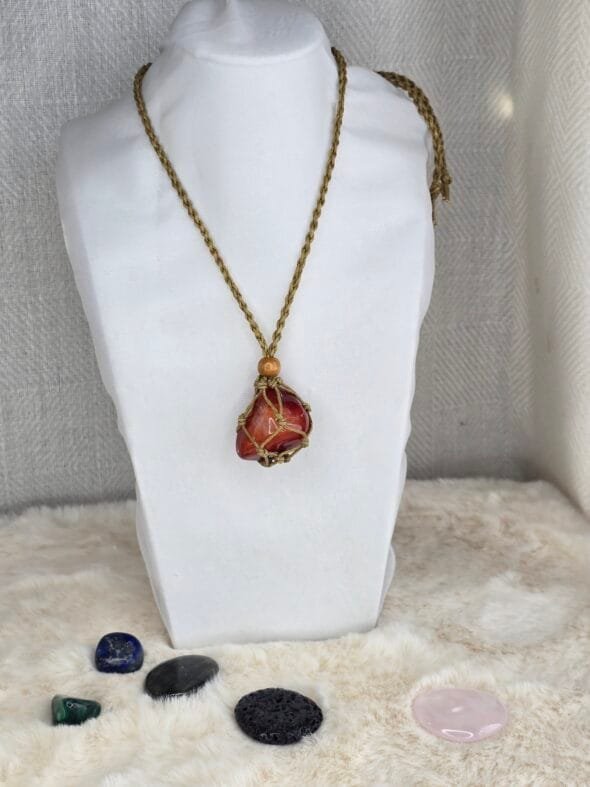 Collier en macramé sable avec pierre naturelle roulée