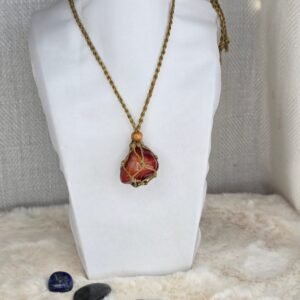 Collier en macramé sable avec pierre naturelle roulée