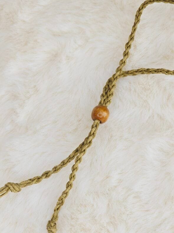 Perle en bois réglable sur cordon macramé sable.