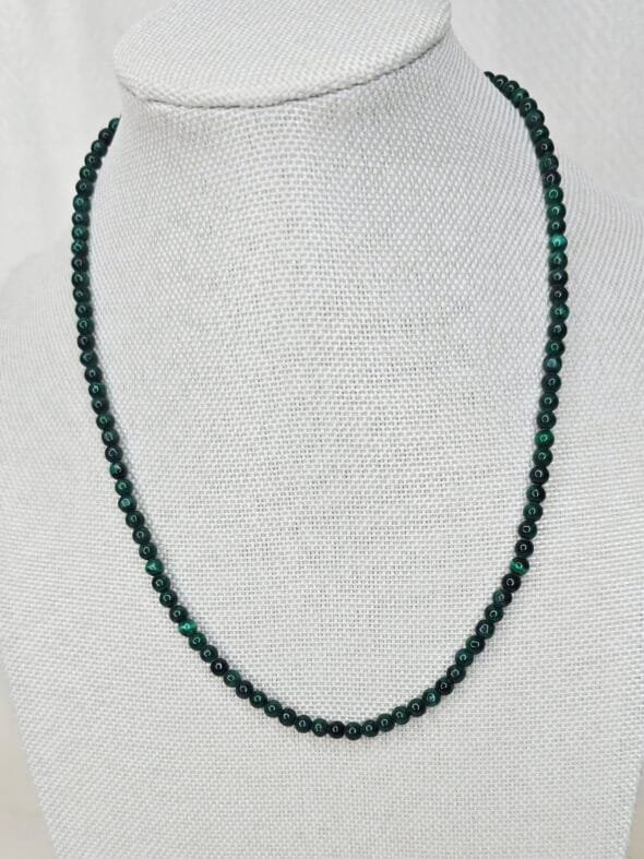 Collier en perles naturelles de Malachite 4 mm, bijou artisanal de lithothérapie pour protection et confiance en soi.