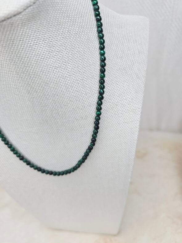 Collier en perles naturelles de Malachite 4 mm, bijou artisanal de lithothérapie pour protection et confiance en soi.