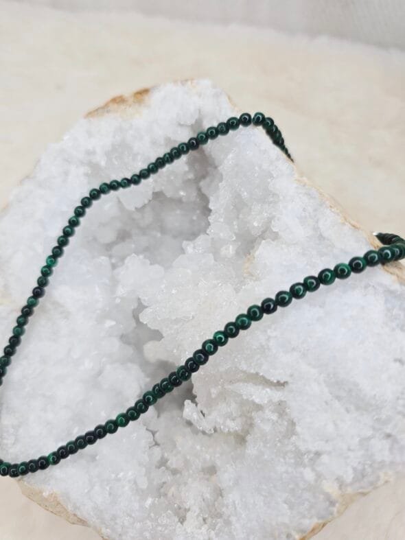 Collier en perles naturelles de Malachite 4 mm, bijou artisanal de lithothérapie pour protection et confiance en soi.